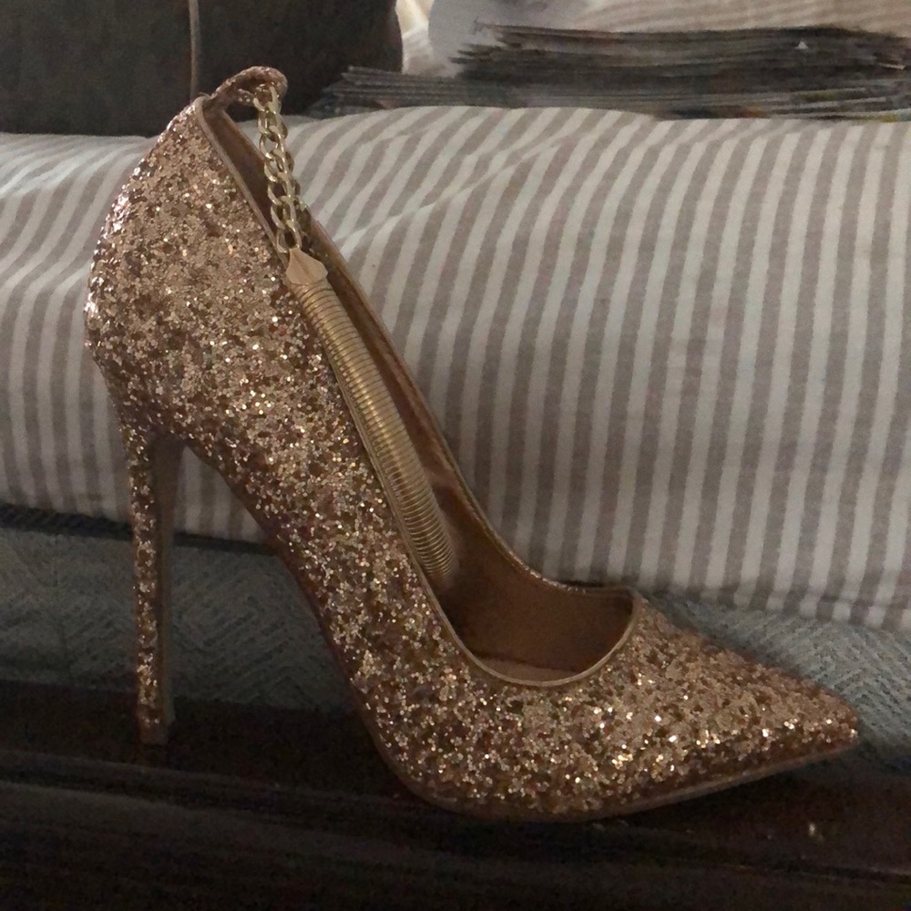 GOLD HEELS